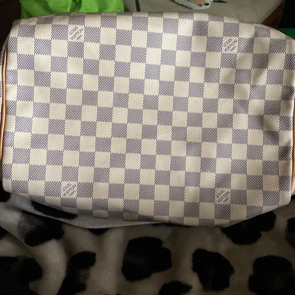 Beautiful Louis Vuitton Speedy 30 Handbag. - Picture 16 of 16
